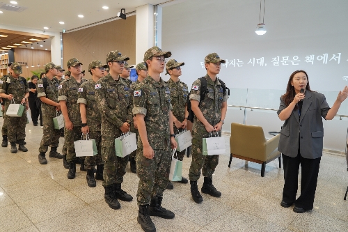국회도서관 도서기증식(공군 제5공중기동비행단) 및 도서관 참관 사진 8